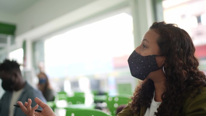 学生在课堂上向老师提问-使用面罩