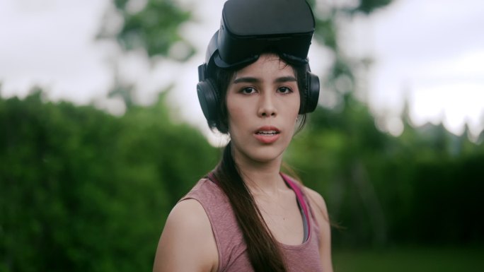 VR头戴式耳机训练中的运动女子拳击肖像