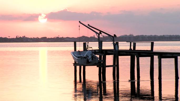 码头上的日出平静湖面日落夕阳朝阳晨光