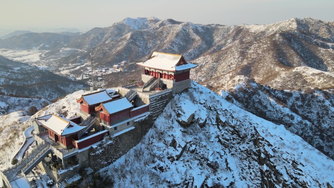 航拍雪后阳光下的威海里口山仙姑顶