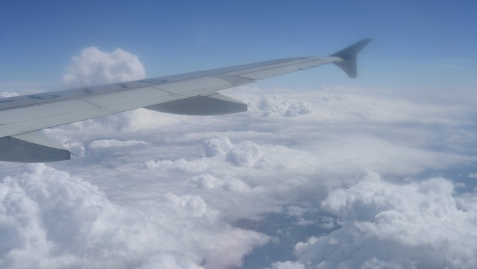 飞机上窗口视觉万里高空天空云海