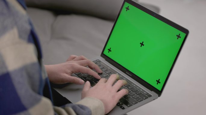 【正版素材】室内绿屏操作电脑