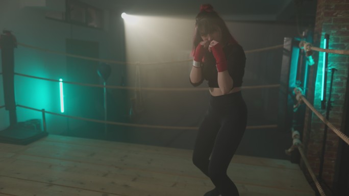 拳击手女孩在健身房练习