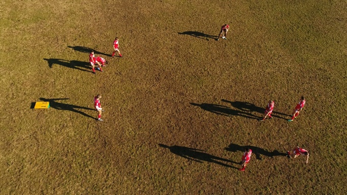 橄榄球队在球场上比赛的鸟瞰图