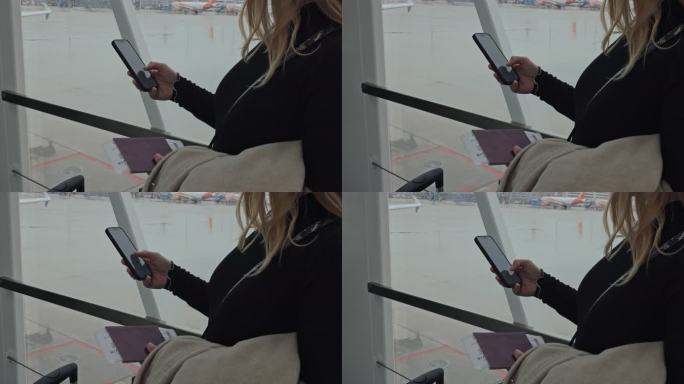在机场休息室使用手机的女子