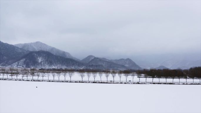 高山雪地风光冰封湖面航拍