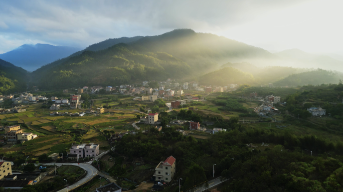 阳光山村丁达尔佛光油画村庄山脚新农村