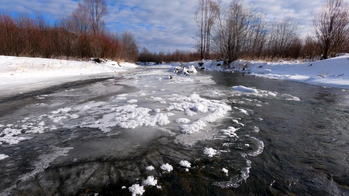 冬日小河溪流雪景