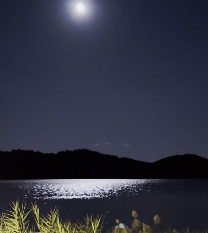 月光下的雁栖湖