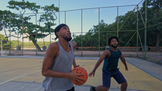 街头篮球两个人打篮球投篮灌篮运球拍球