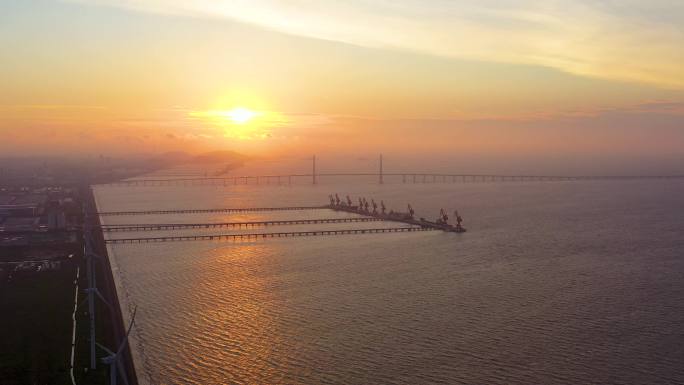 嘉兴海盐杭州湾跨海大桥日出风力发电航拍