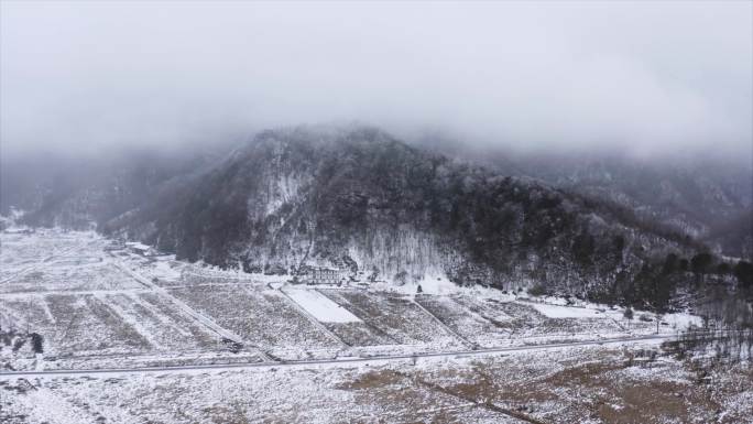 日系雪地高山大雪航拍（木屋与雪地）