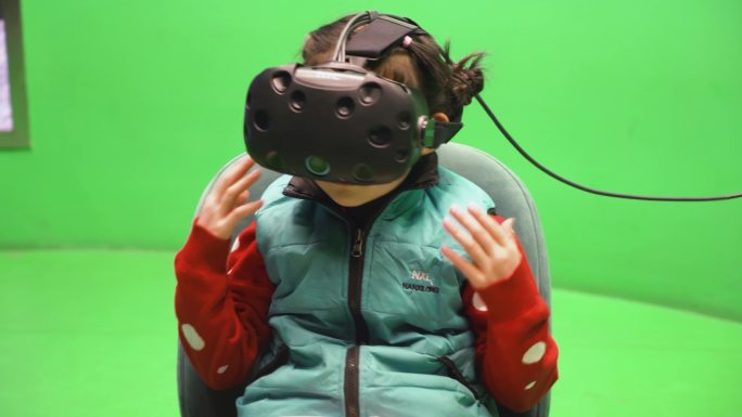 小朋友体验VR设备电影博物馆