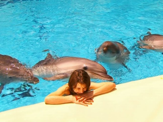 女孩和海豚