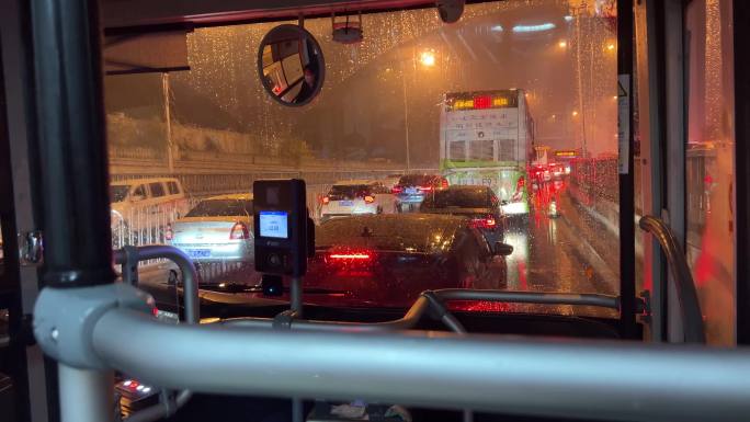 下雨雨天行驶的公交车雨天夜晚坐公交大公共