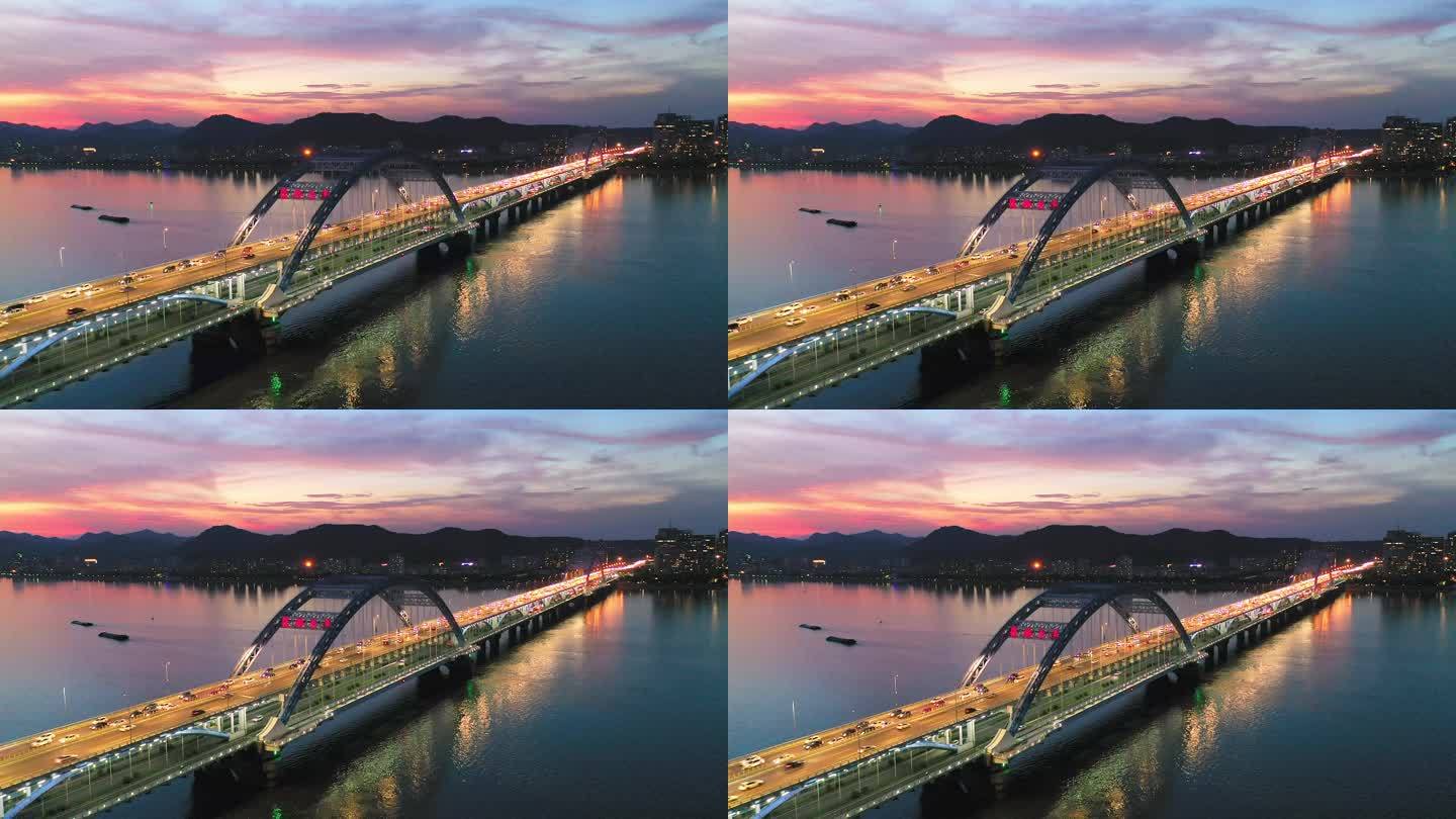 日落时的河桥夜晚双层过江大桥车流