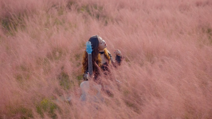 粉黛花海女孩弹吉他高清4k升格