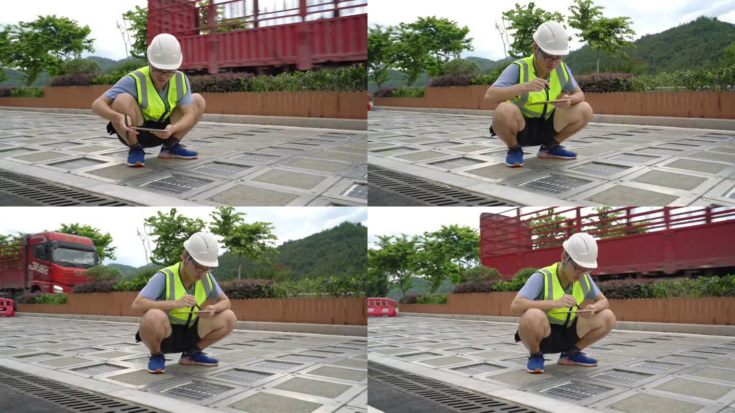 技术人员检查安装在道路上的太阳能电池板