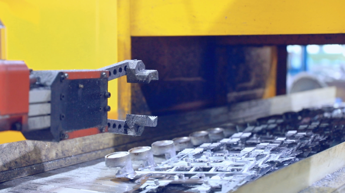 工厂机械臂压铸成型加工机台高清实拍素材