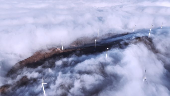 俯瞰高山上的风力发电风车和山间的云海