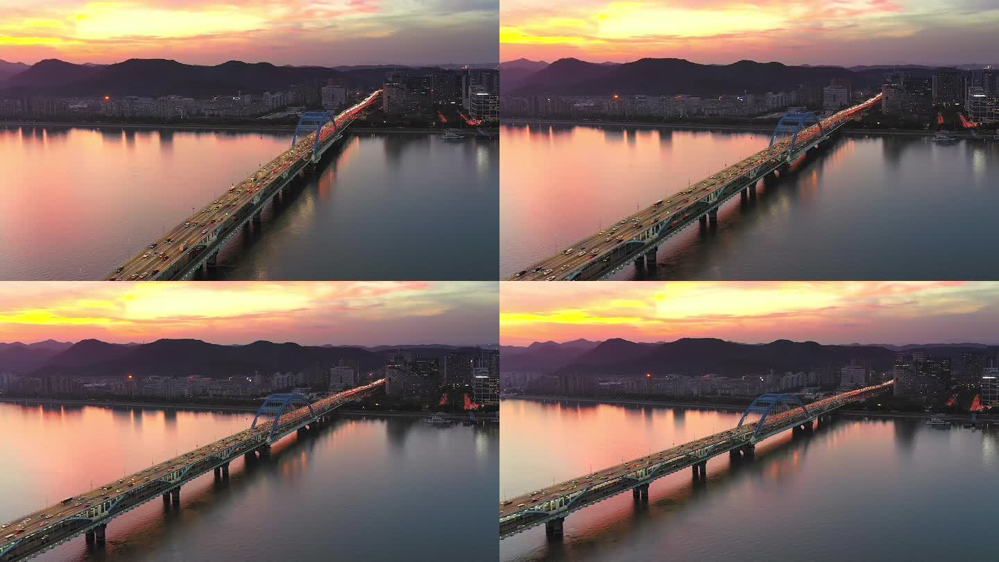 日落时的河桥夜晚双层过江大桥车流
