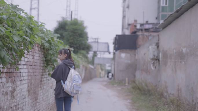 女生被跟踪恐吓半夜惊醒打电话平复内心