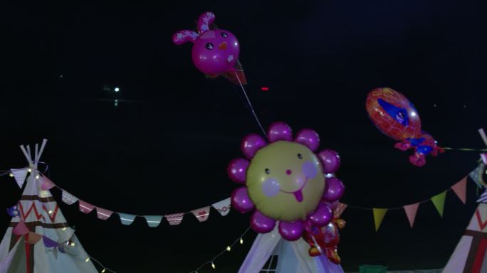 派对物品布置特写蛋糕玩偶帐篷气球营造氛围