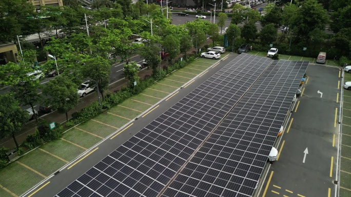 太阳能板屋顶俯瞰停车场