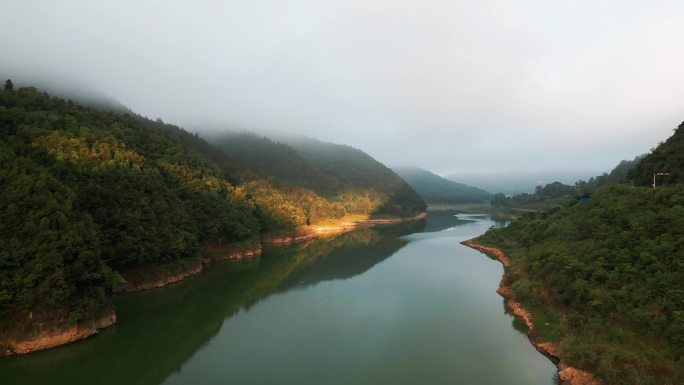 云雾笼罩的山水