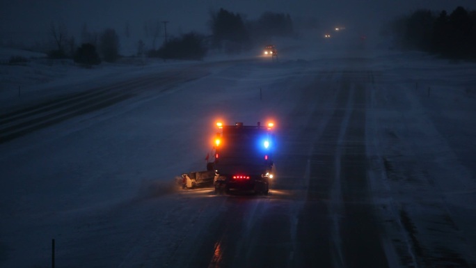 冬夜州际公路，雪和犁纷飞