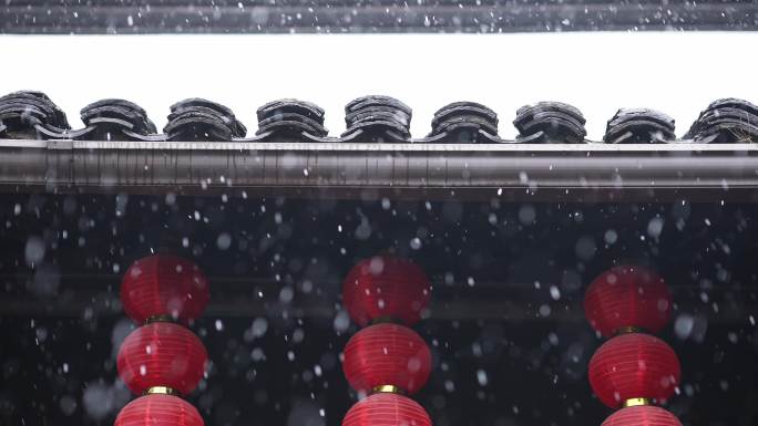 下雪天古建筑内红灯笼升格慢镜头