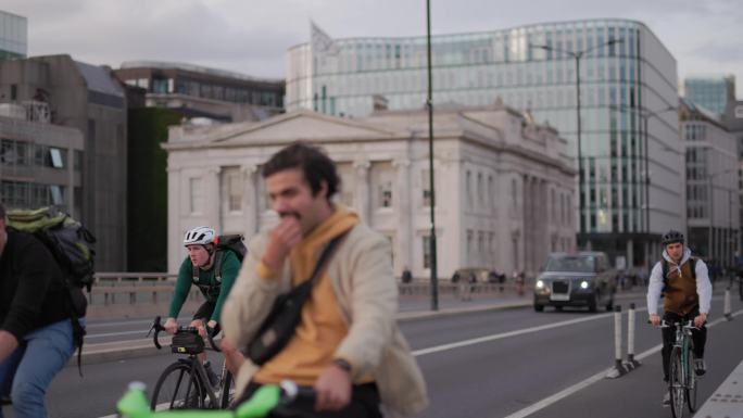 英国4k素材_伦敦桥自行车流从镜头前经过