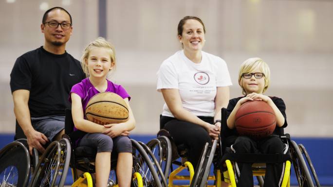 儿童玩轮椅篮球残疾人形象宣传片打篮球孩子