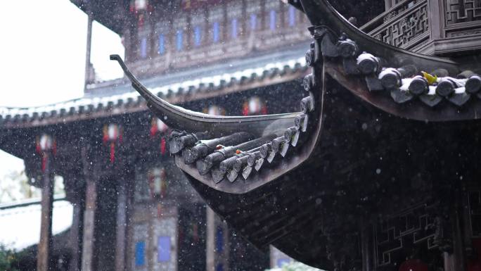 下雪大雪纷飞江南园林古建筑升格慢镜头