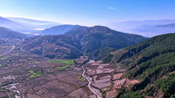 乡村振兴：清晨薄雾中的美丽山村