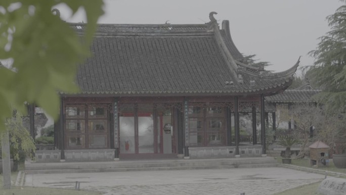 江南苏州园林冬天红枫下雪初雪