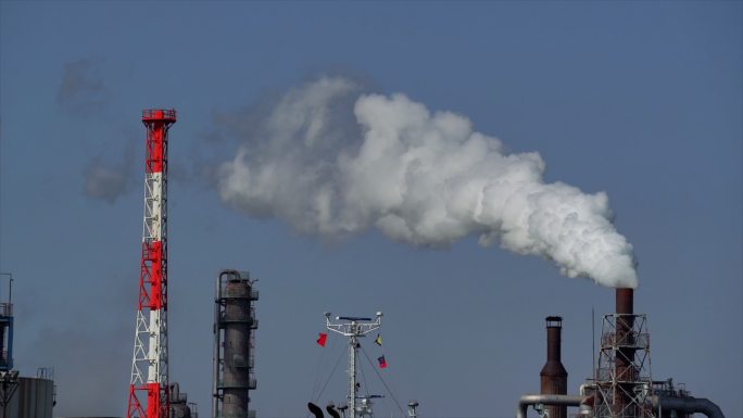 4K炼油厂工业区蒸汽烟雾、工厂和工业污染概念的慢镜头