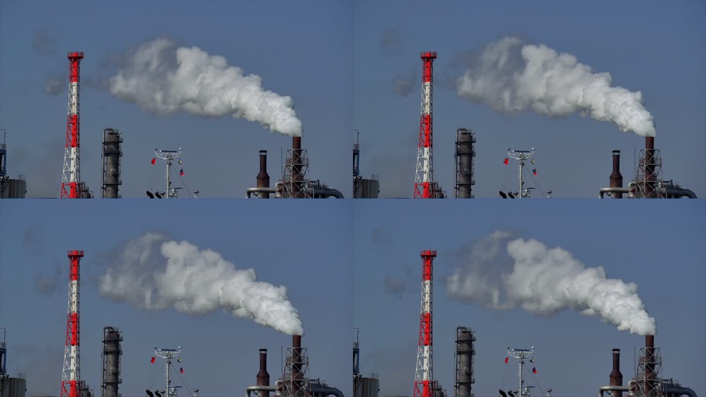 4K炼油厂工业区蒸汽烟雾、工厂和工业污染概念的慢镜头