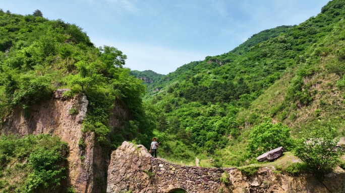 艺术家在大山里走路爬山寻找道具3