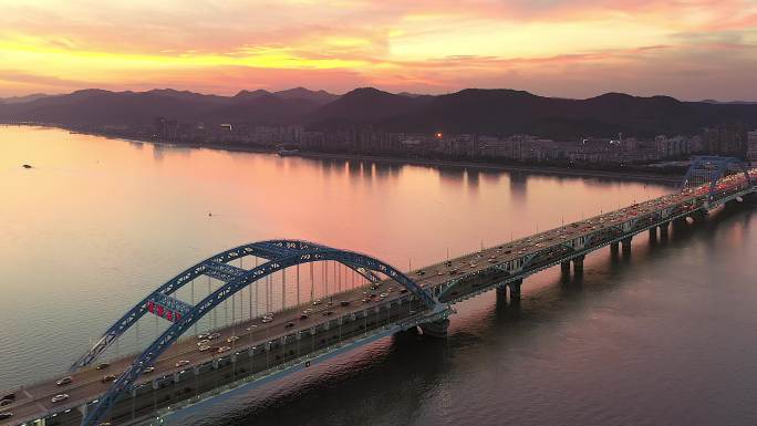 日落时的河桥黄昏双层过江大桥车流