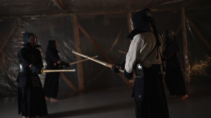 在剑道训练期间，武术学生在练习时使用博库托
