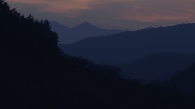 傍晚夕阳落日余晖天光山体连绵群山环绕风光