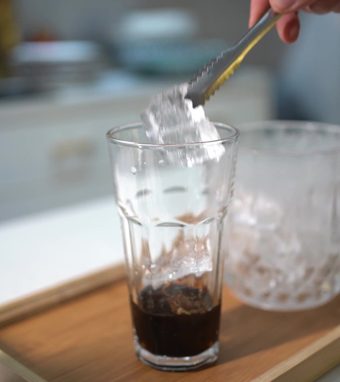 制作咖啡  加入冰块  冰美式咖啡