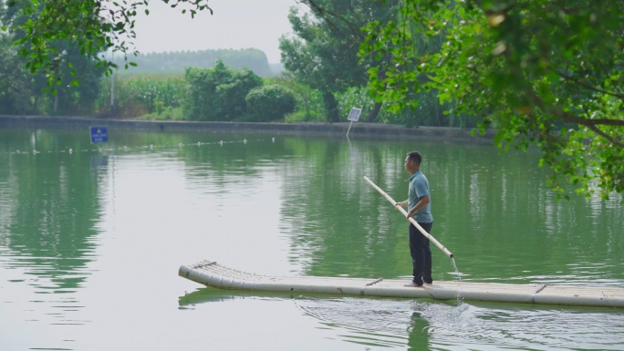 湖中划竹筏