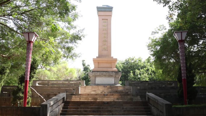 涠洲岛革命烈士纪念碑国旗飘扬