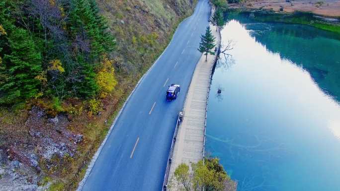 跟车航拍九寨沟景区公路美丽秋色