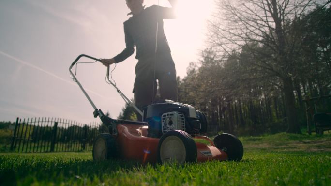 割草机起动发动机割草机打理草坪逆光