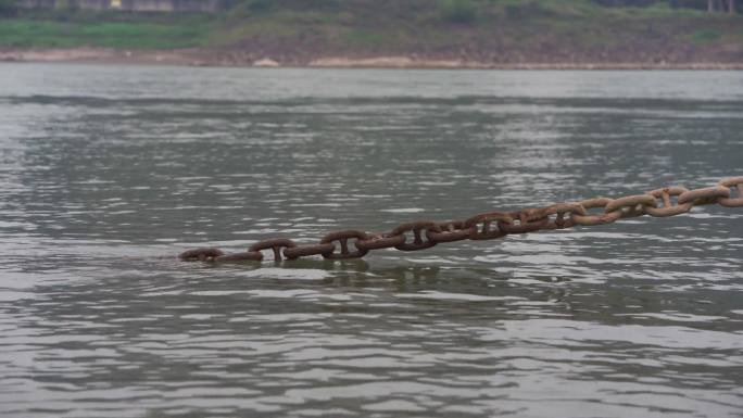河水中的铁链