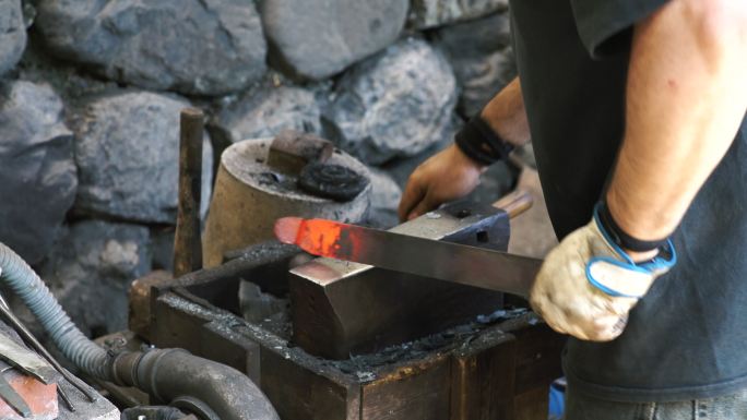 铁匠制作传统日本料理刀
