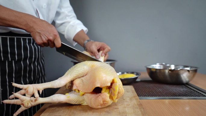 厨师正在炖鸡砍鸡火锅鸡制作